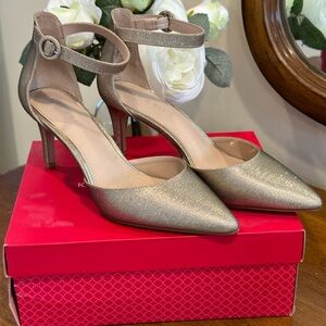 Dressy gold comfy evening shoes barely worn